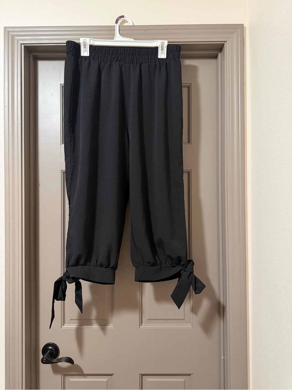 Womens Black Tie-Hem Aladdin Capris 1x Plus Size